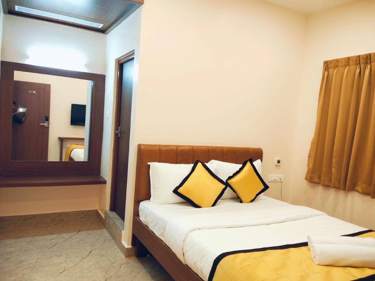 Uj Pallazzio - Business Class Luxury Hotel Tiruvannāmalai Exteriör bild