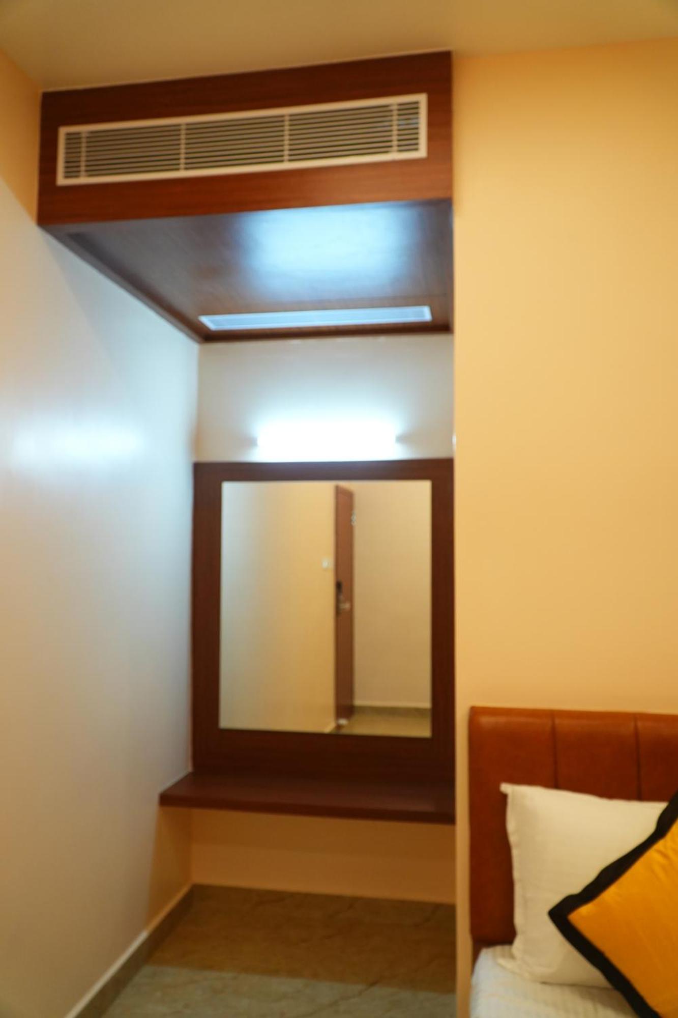 Uj Pallazzio - Business Class Luxury Hotel Tiruvannāmalai Exteriör bild